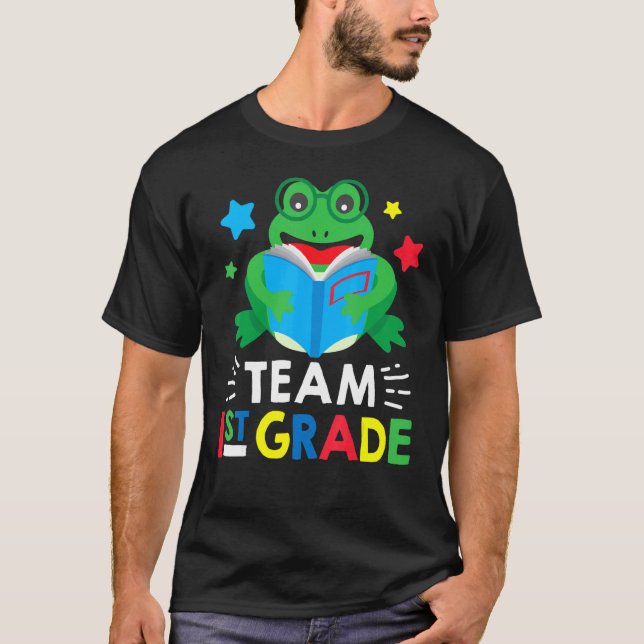 Camiseta Team 1st Grade Reading Frog Back To School Book (Frente)