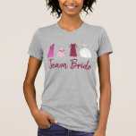 Camiseta TEAM BRIDE Casamento Festa de Noiva Veste Tee<br><div class="desc">A camiseta apresenta uma ilustração original de uma fileira de vestidos de casamento, incluindo um vestido para a dama de honra, florista, noiva e mãe da noiva, com o TEAM BRIDE numa fonte divertida. Perfeito para a sua festa noiva. O Designer está disponível para criar e carregar designs personalizados para...</div>
