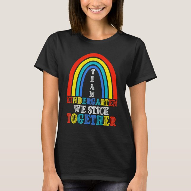 Camiseta Team Kindergarten We Stick Together Back To School (Frente)