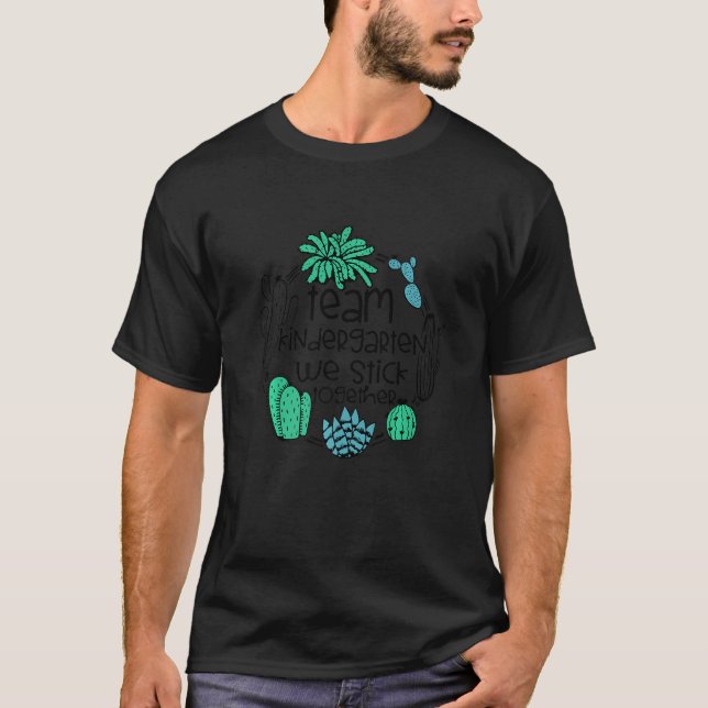 Camiseta TEAM KINDERGARTEN We Stick Together Cactus Teacher (Frente)