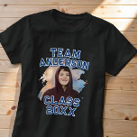 Camiseta Team [Last Name] Graduation Photo Class of 20XX<br><div class="desc">Cheer loud and proud with this bold Team [Last Name] Class of 20XX graduation shirt! Featuring varsity-style lettering and your graduate’s photo front and center, this design brings classic school spirit energy to graduation day. Customize with: • Last name (Team Anderson, Team Martinez, etc.) • Graduate photo • Class year...</div>