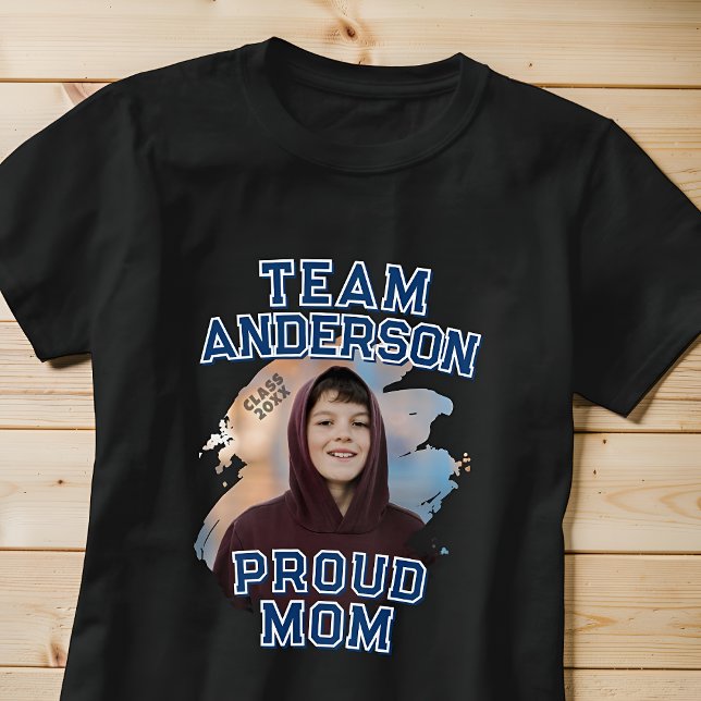 Camiseta Team [Last Name] Proud Mom Graduation Photo (Criador carregado)