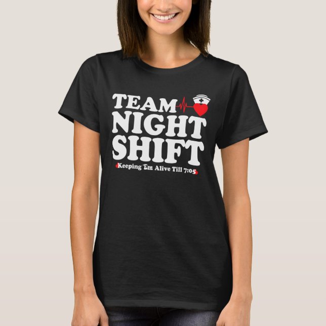 Camiseta Team Night Shift Keepin Em Alive RN LPN CAN Nurs (Frente)