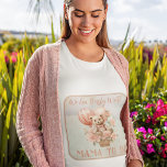 Camiseta Teddy Bear Barly Espera que a mãe seja Chá de fral<br><div class="desc">Design de Chá de fraldas bonito com um ursinho de peluche com uma gravata de arco rosa em uma cesta amarrada a um monte de balões de terras rosa e leves adorinchados com flores rosa. As palavras "Podemos Andar Esperando!" flutuam nas nuvens. Um fundo de aquarela cor-de-rosa-rosa e branco-claro com...</div>