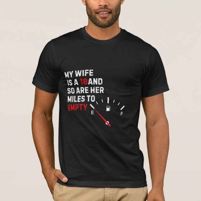Camiseta Tee Humoroso: Minha Esposa e Seus Milhares Vazios (Frente)