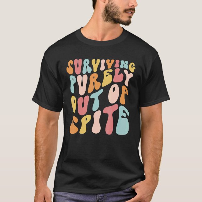 Camiseta Teens Retro Groovy Surviving Purely Out Of Spite (Frente)