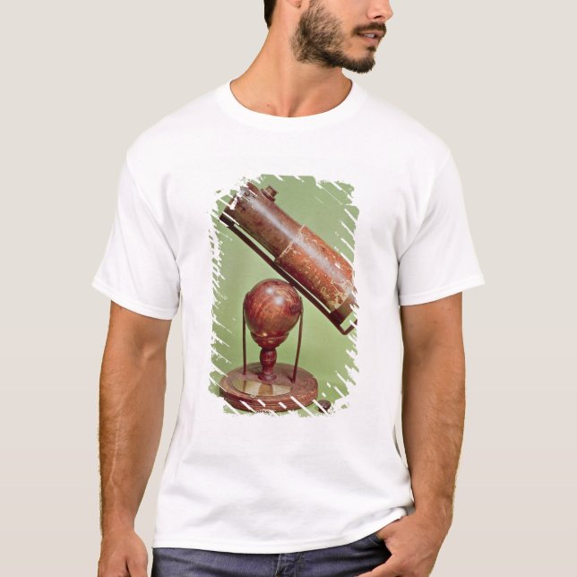 Camiseta Telescópio que pertence ao senhor Isaac Newton (Frente)