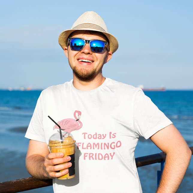 Camiseta Tema da Sexta-Feira do Funny Flamingo (male model at oceanfront wearing today is flamingo friday tee shirt)