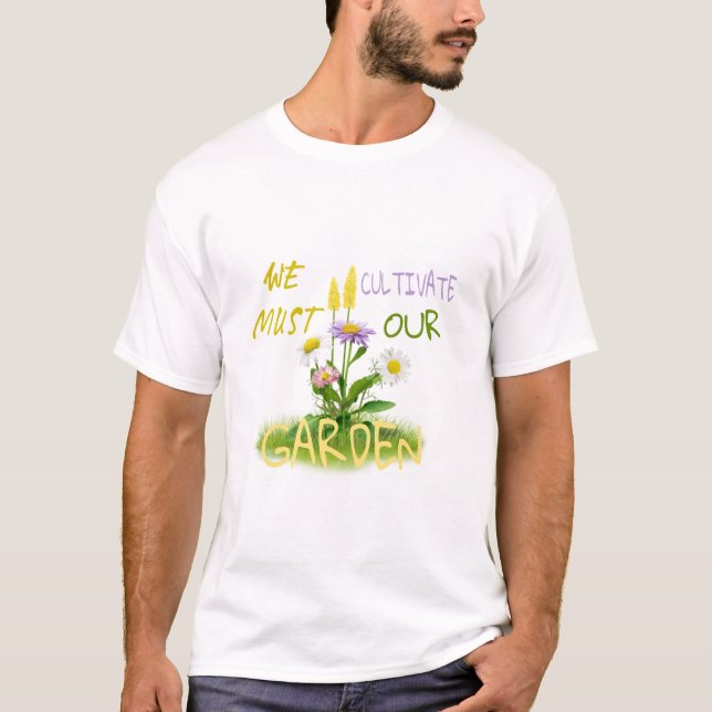 Camiseta Temos de cultivar o nosso jardim. (Frente)