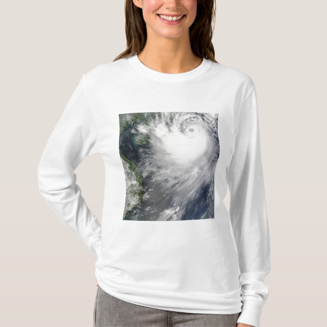 Camiseta Tempestade tropical Koppu perto de terra (Frente)