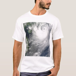 Camiseta Tempestade tropical Koppu perto de terra