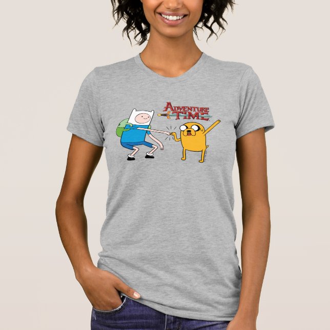 Camiseta Tempo de Aventura | Finn & Jake Fist Bump (Frente)