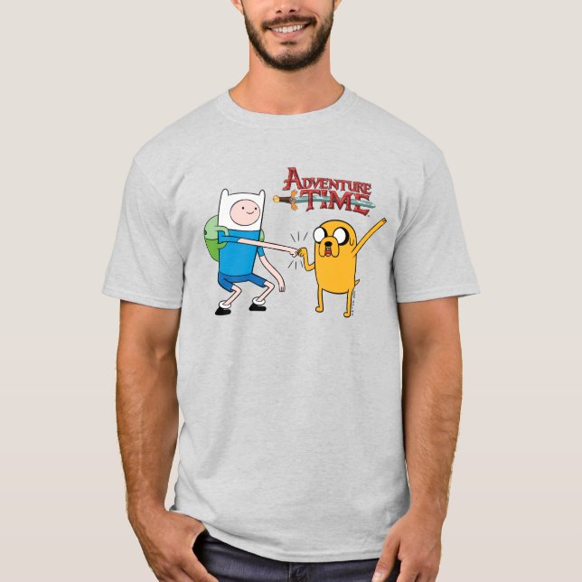 Camiseta Tempo de Aventura | Finn & Jake Fist Bump (Frente)