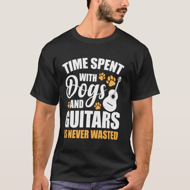 Camiseta Tempo Passado Com Cães E Violões Nunca É Perdido   (Frente)