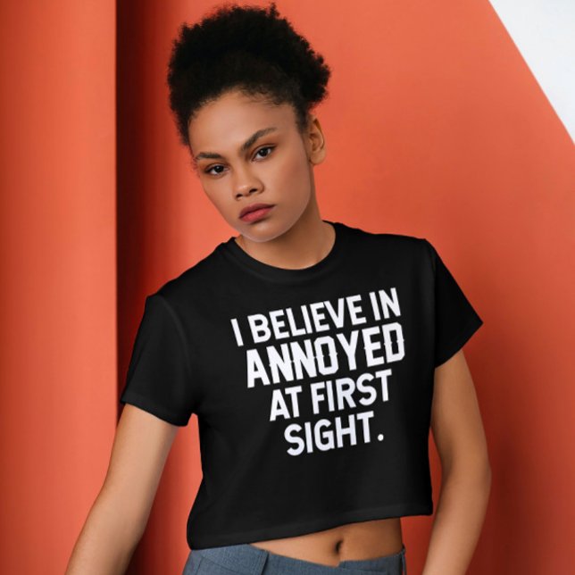 Camiseta Tempos De Visão Enrugada: Humor Instantâneo (“I Believe in Annoyed at First Sight” tee – funny shirt for antisocial moods and sarcasm lovers)