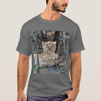 Camiseta Tender Lion Cub Dreaming in the Shade African Wild
