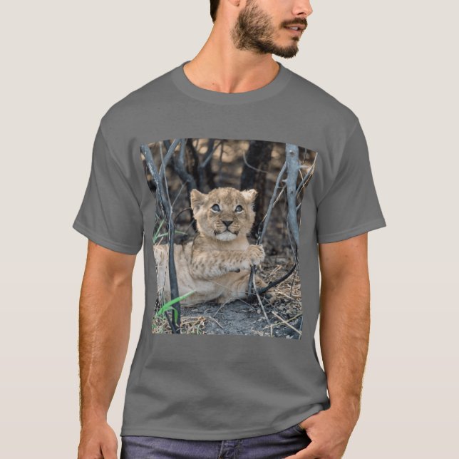 Camiseta Tender Lion Cub Dreaming in the Shade African Wild (Frente)