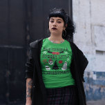 Camiseta Tenha um pequeno Natal assustador<br><div class="desc">Esta maravilhosamente arrepiante teia gráfica oferece um estilo de gótico girando sobre os tradicionais motivos natalinos com flocos de neve e formas estelares formadas por ossos de esqueleto brancos, Enfeites de natal em forma de crânio e groselhas ocas, coroas pretas e árvores de Natal e ornamentos e bonecos de neve....</div>