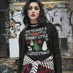 Camiseta Tenha um pequeno Natal assustador<br><div class="desc">Esta maravilhosamente arrepiante teia gráfica oferece um estilo de gótico girando sobre os tradicionais motivos natalinos com flocos de neve e formas estelares formadas por ossos de esqueleto brancos, Enfeites de natal em forma de crânio e groselhas sagradas, coroas de Natal assustadoras e árvores e ornamentos e bonecos de neve....</div>