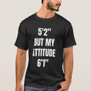 Camiseta Tenho 1,57 m, mas minha atitude é de 1,85 m. Humor