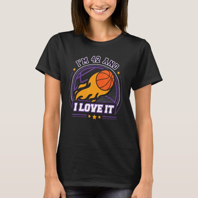 Camiseta Tenho 42 anos e adoro jogar basquete no 42º aniver (Frente)
