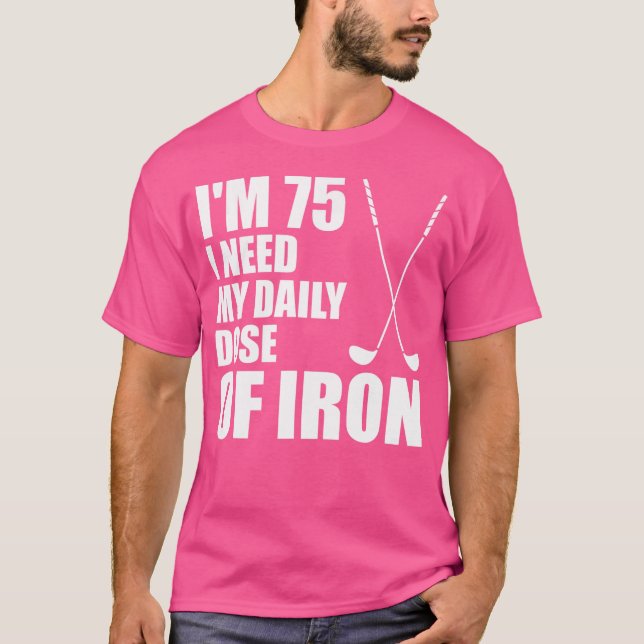 Camiseta Tenho 75 Anos Preciso Da Minha Dose Diária De Ferr (Frente)