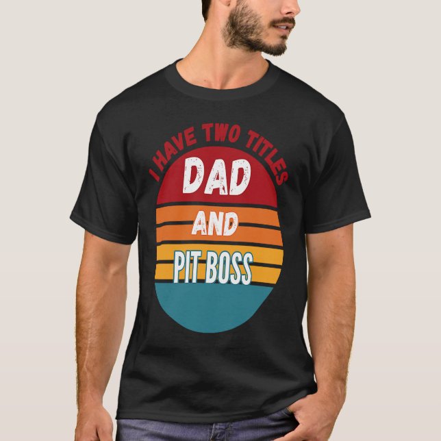 Camiseta Tenho Dois Títulos De Pai E Pit Chefe. (Frente)