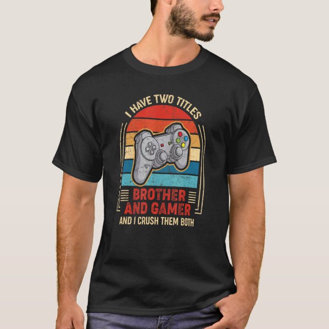 Camiseta Tenho Dois Títulos, Irmão E Videos games De Jogado (Frente)
