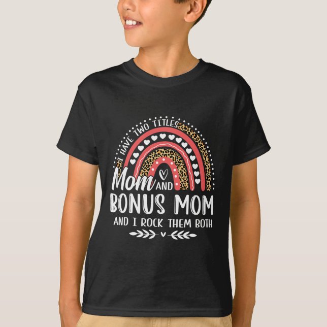 Camiseta Tenho Dois Títulos Mãe Bonus Mãe Dia de as mães Le (Frente)