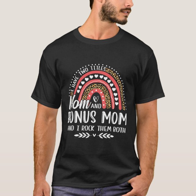 Camiseta Tenho Dois Títulos Mãe Bonus Mãe Dia de as mães Le (Frente)