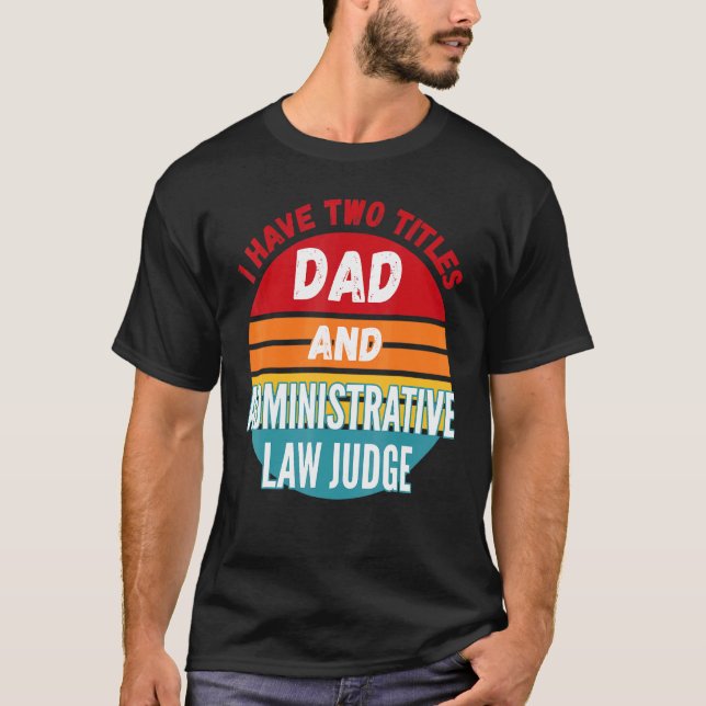 Camiseta Tenho Dois Títulos, Pai E Juiz De Direito Administ (Frente)