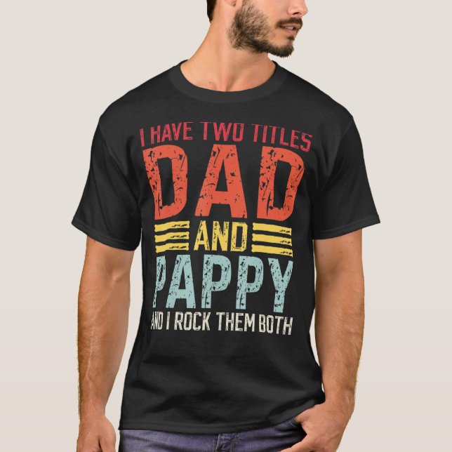 Camiseta Tenho Dois Títulos Pai E Pappy Pai E Pappy (Frente)