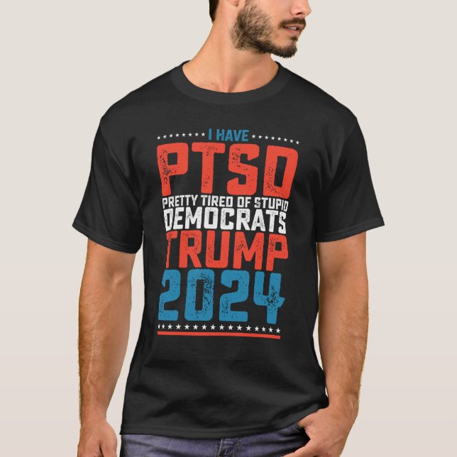 Camiseta Tenho Ptsd Bonito Cansado De Democratas Trump 2024 (Frente)
