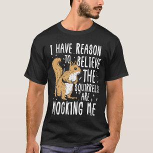Camiseta Tenho razões para acreditar que os esquilos estão
