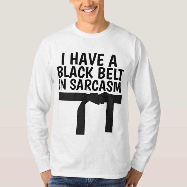 Camiseta TENHO UM CINTO PRETO NAS T-Shirts DO SARCASM (Frente)