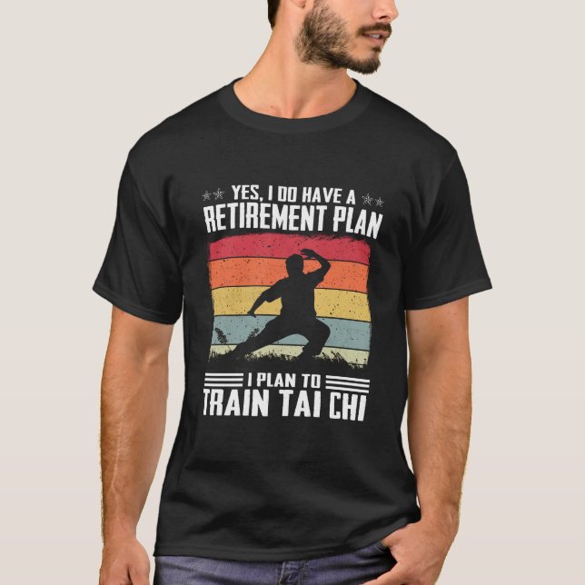 Camiseta Tenho Um Plano De Reforma Que Planejo Treinar Tai  (Frente)