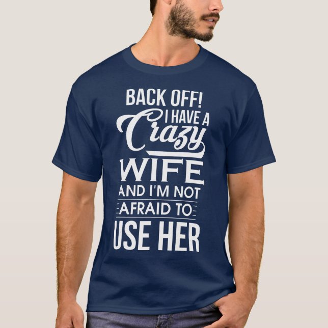 Camiseta Tenho uma mulher louca que não tenho medo de usar  (Frente)