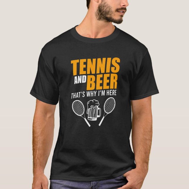 Camiseta Tênis E Cerveja É Por Isso Que Estou Aqui Jogando  (Frente)