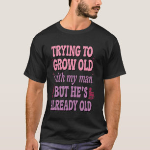 Camiseta Tentando Envelhecer com Meu Homem Já Velho Diversã