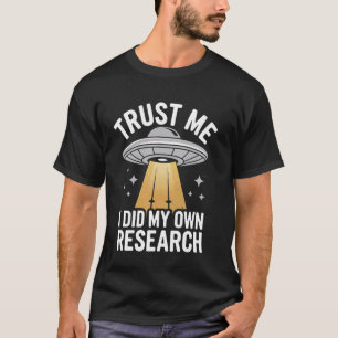 Camiseta Teórico da Conspiração Confie em Mim Eu Fiz Minha