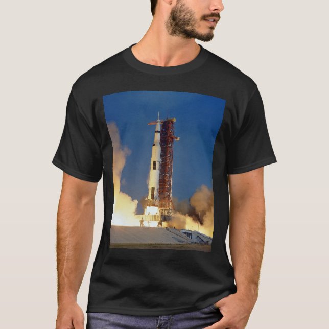 Camiseta Terra treme quando Saturno V ilumina o céu em dire (Frente)