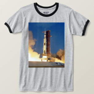 Camiseta Terra Treme quando Saturno V Ilumina o Céu em Dire
