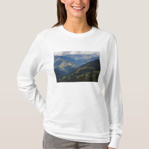 Camiseta Terras agrícolas e aldeia no Himalaia