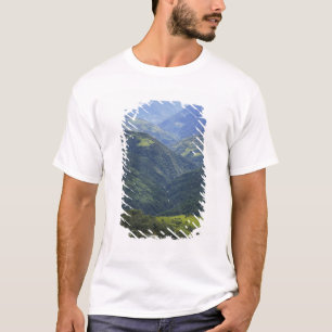 Camiseta Terras agrícolas e floresta do Himalaia no vale de