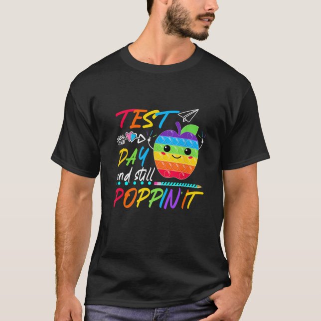 Camiseta Test Day And Still Poppin Rock The Test Pop It Fun (Frente)