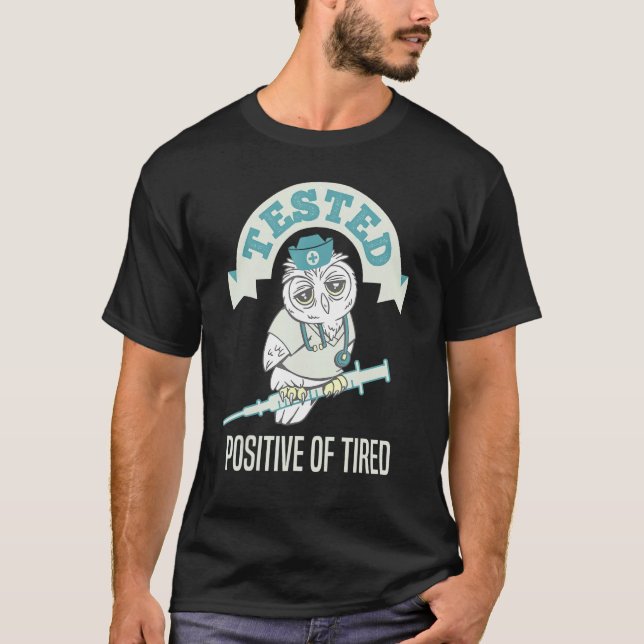 Camiseta Testado positivo da enfermeira de turno da noite c (Frente)