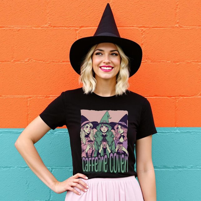 Camiseta Testemunhas de Halloween do Gótico de Pastel Coven (Caffeine Coven Pastel Goth Halloween Witches T-Shirt.)