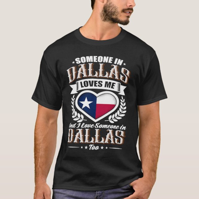 Camiseta Texas Flag Alguém em Dallas me ama (Frente)