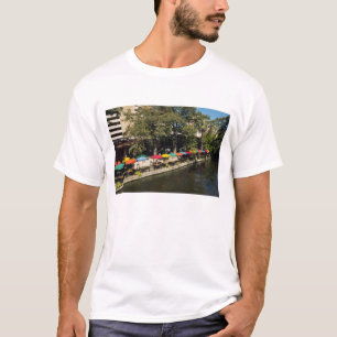 Camiseta Texas, Passeio à Beira-Rio, jantando na margem do