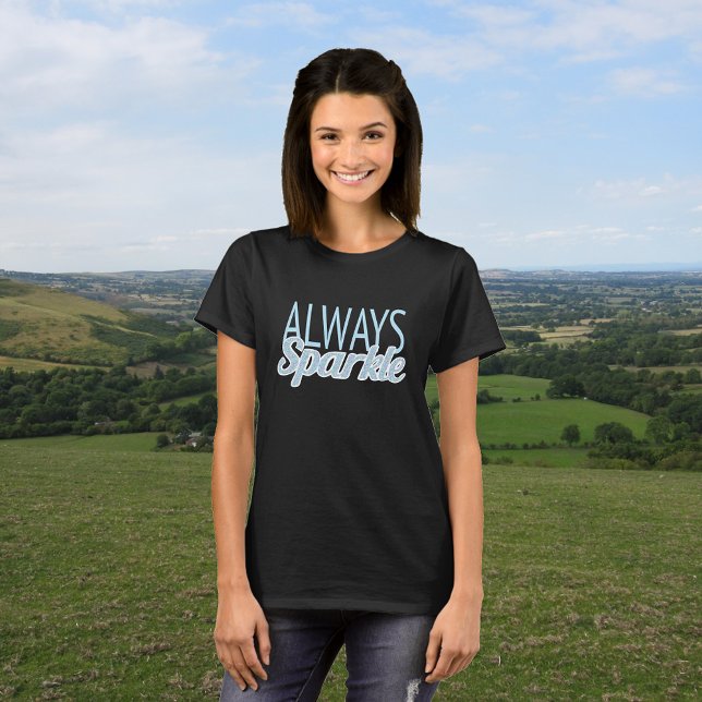 Camiseta Texto azul de efeito brilhante de aspas (Model is wearing the black t-shirt with the 'vivid printing' option)